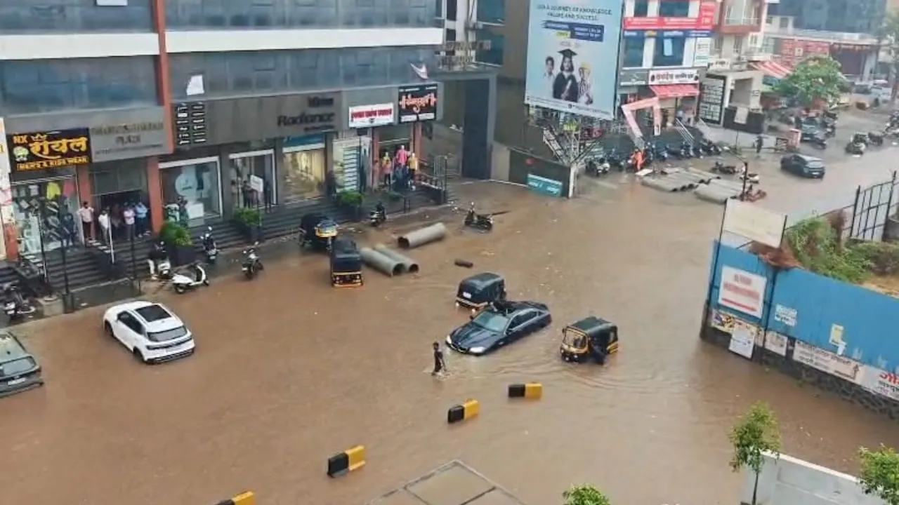 पुणे में भारी बारिश से जलभराव, 2 भूस्खलन