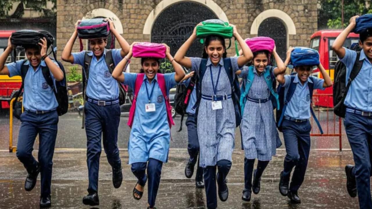 भारी बारिश के खतरे के बीच, मुंबई सिविक बॉडी ने सोमवार को स्कूल और कॉलेजों को बंद रखने का आदेश दिया
