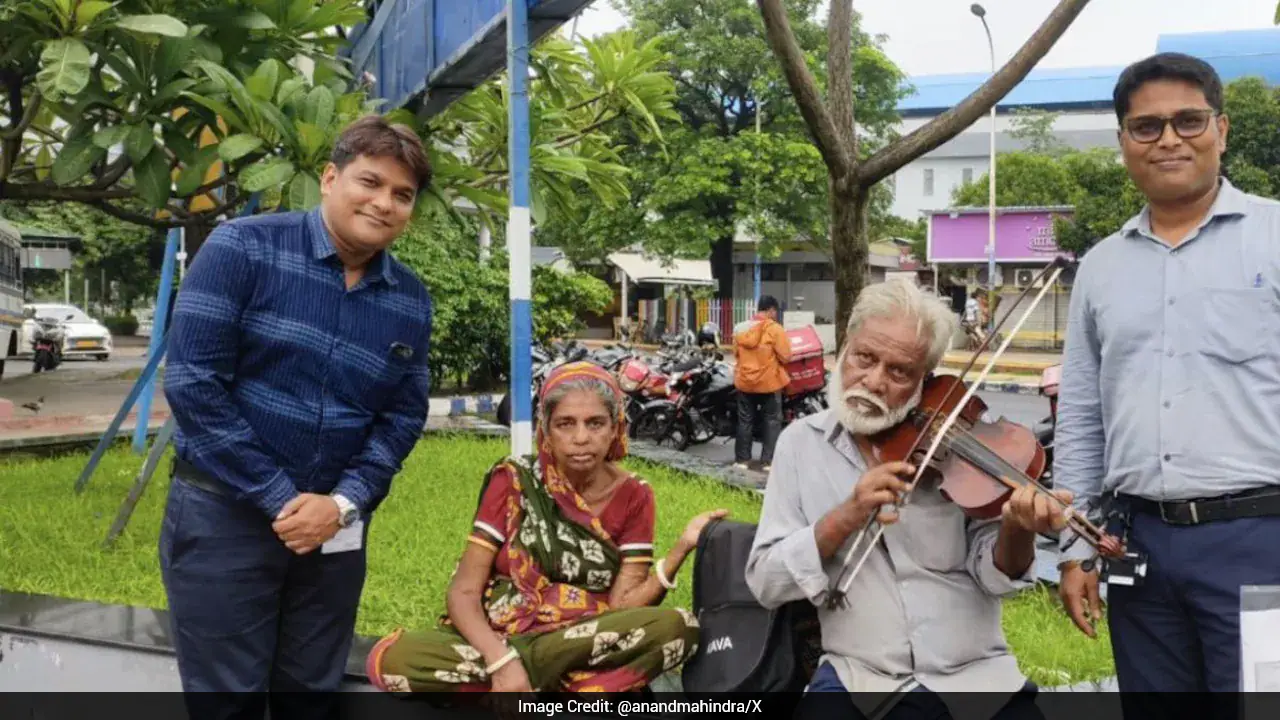 उद्योगपति आनंद महिंद्रा की बुजुर्ग संगीतकार की तलाश दिल छू लेने वाले नोट पर समाप्त हुई