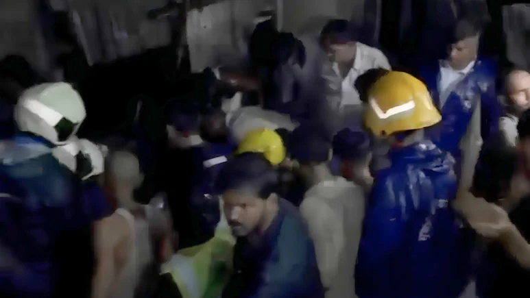 मुंबई में भारी बारिश के बीच चॉल ढहने से 4 महिलाओं समेत 6 की मौत