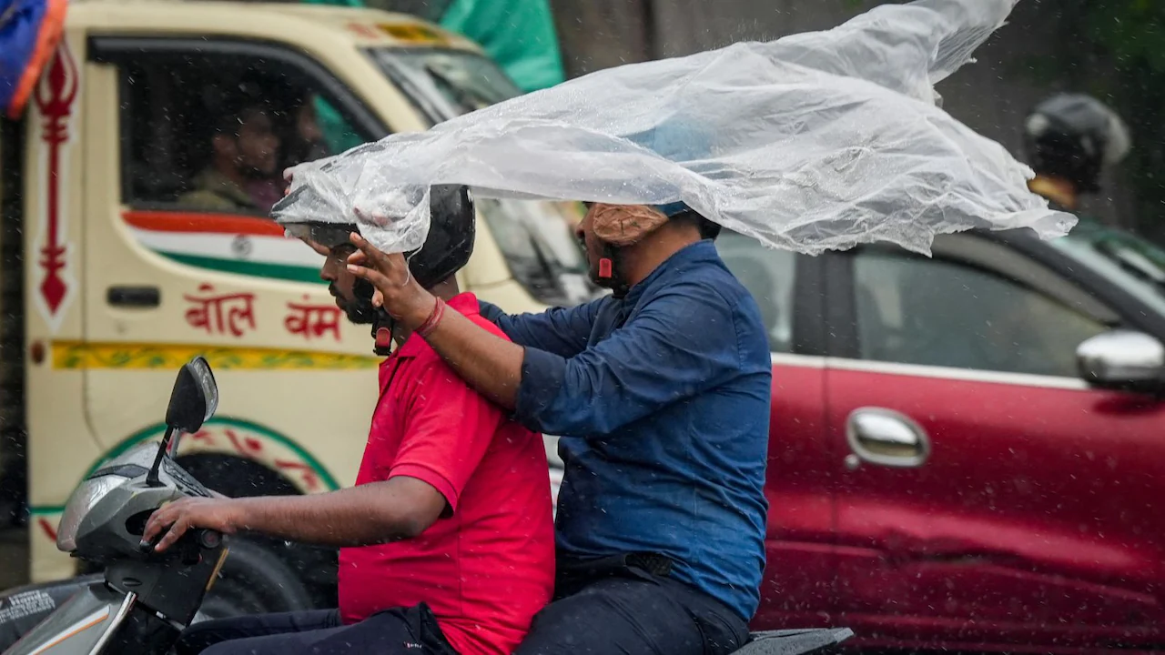 दिल्ली के कुछ हिस्सों में बारिश, उमस से राहत मिली