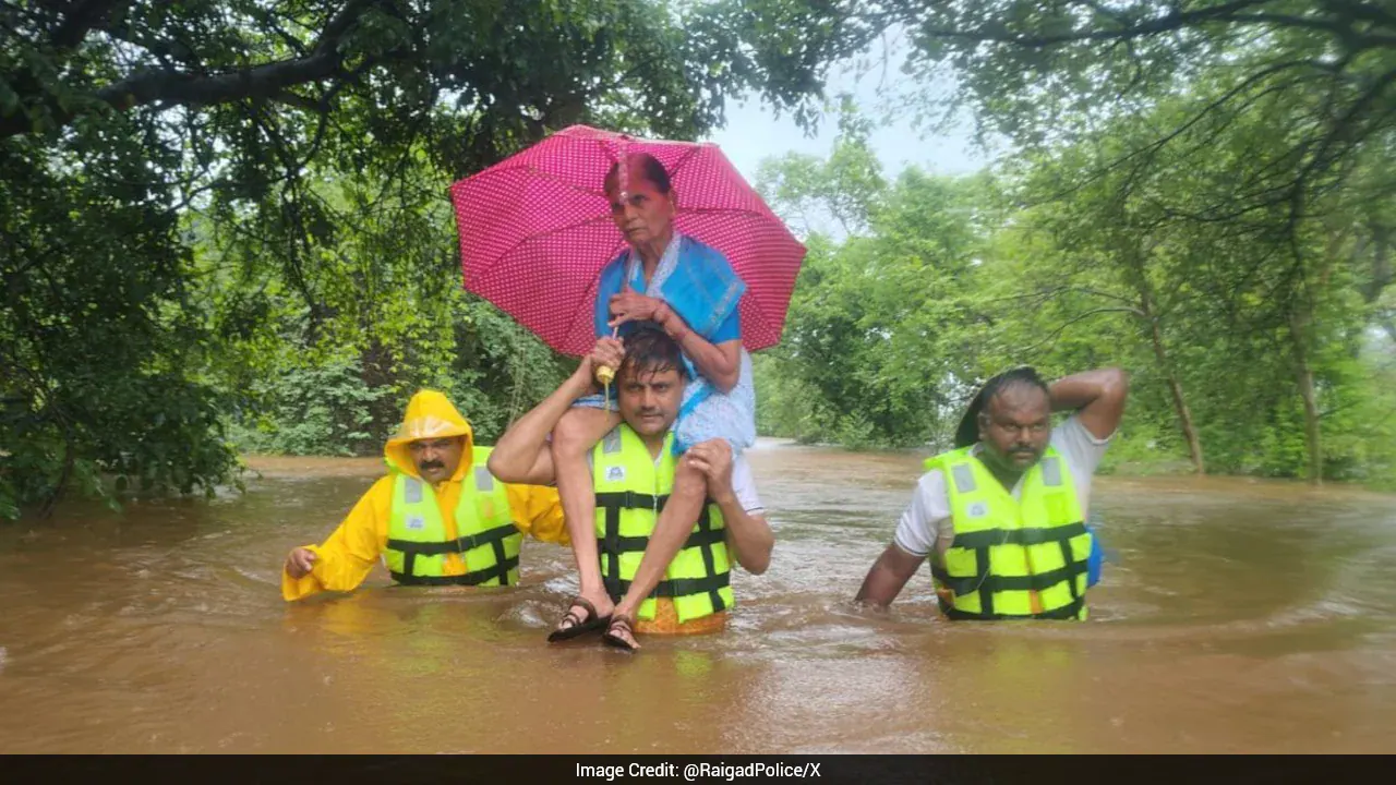 महाराष्ट्र पुलिस ने बाढ़ के पानी में फंसी 72 वर्षीय महिला को बचाया