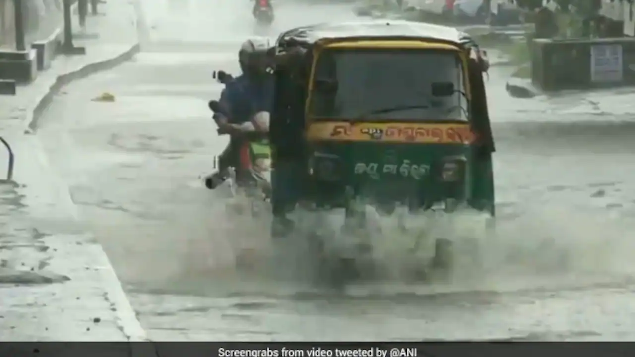 ओडिशा में भारी बारिश से एक बच्चे की जान गई, बाढ़ का खतरा मंडरा रहा है