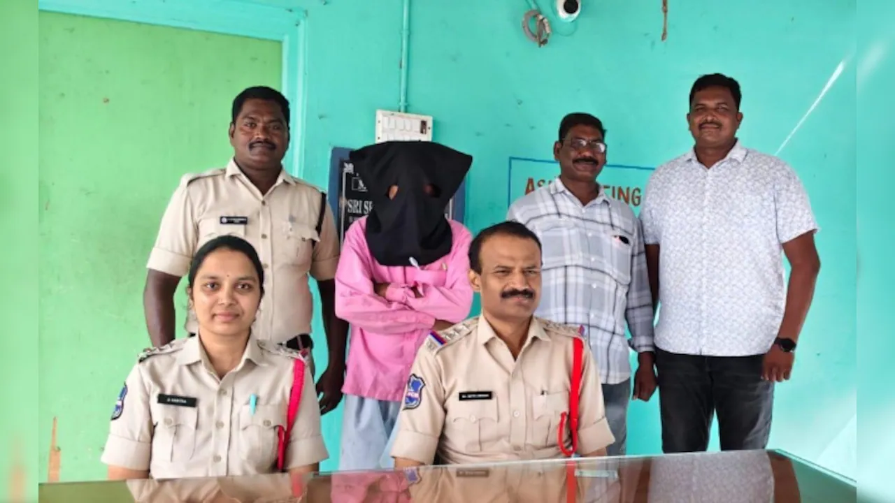 शराब के नशे में धुत्त तेलंगाना के एक व्यक्ति ने घर बेचने का विरोध करने पर सोते हुए बेटे का सिर पत्थर से कुचल दिया