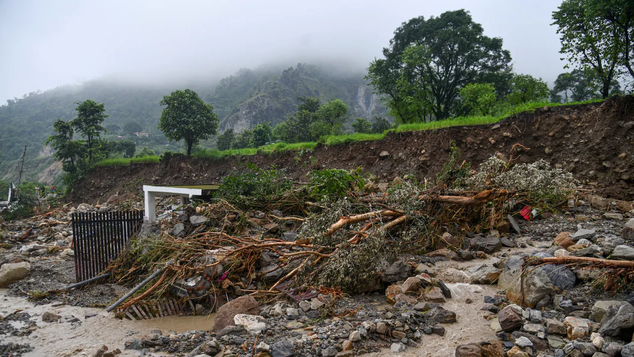 उत्तराखंड में भारी बारिश से भूस्खलन, 32 सड़कें बंद