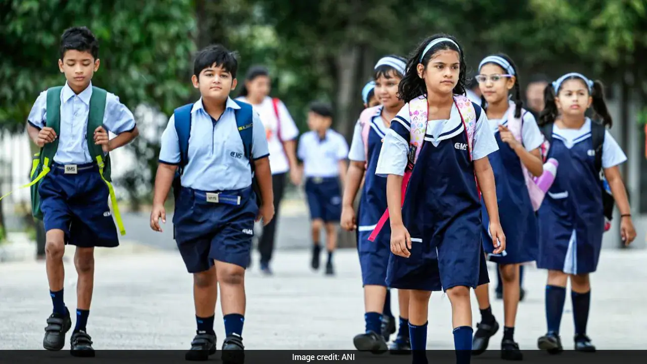 सरकारी रिपोर्ट से पता चलता है कि पिछले कुछ वर्षों में स्कूलों में इंटरनेट, कंप्यूटर की पहुंच में सुधार हुआ है