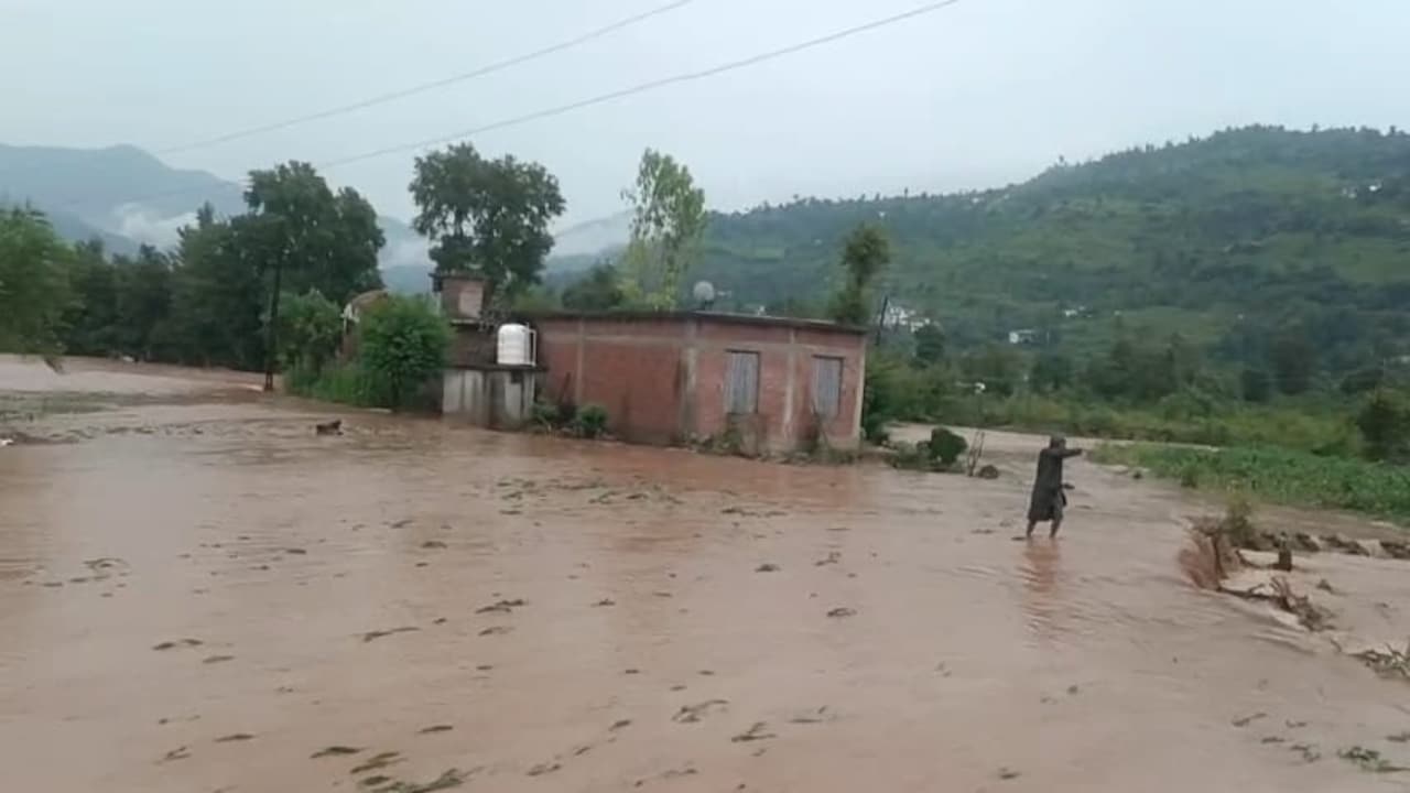 भारी बारिश के बाद जम्मू-कश्मीर में बाढ़ जैसे हालात, 25 लोगों को बचाया गया
