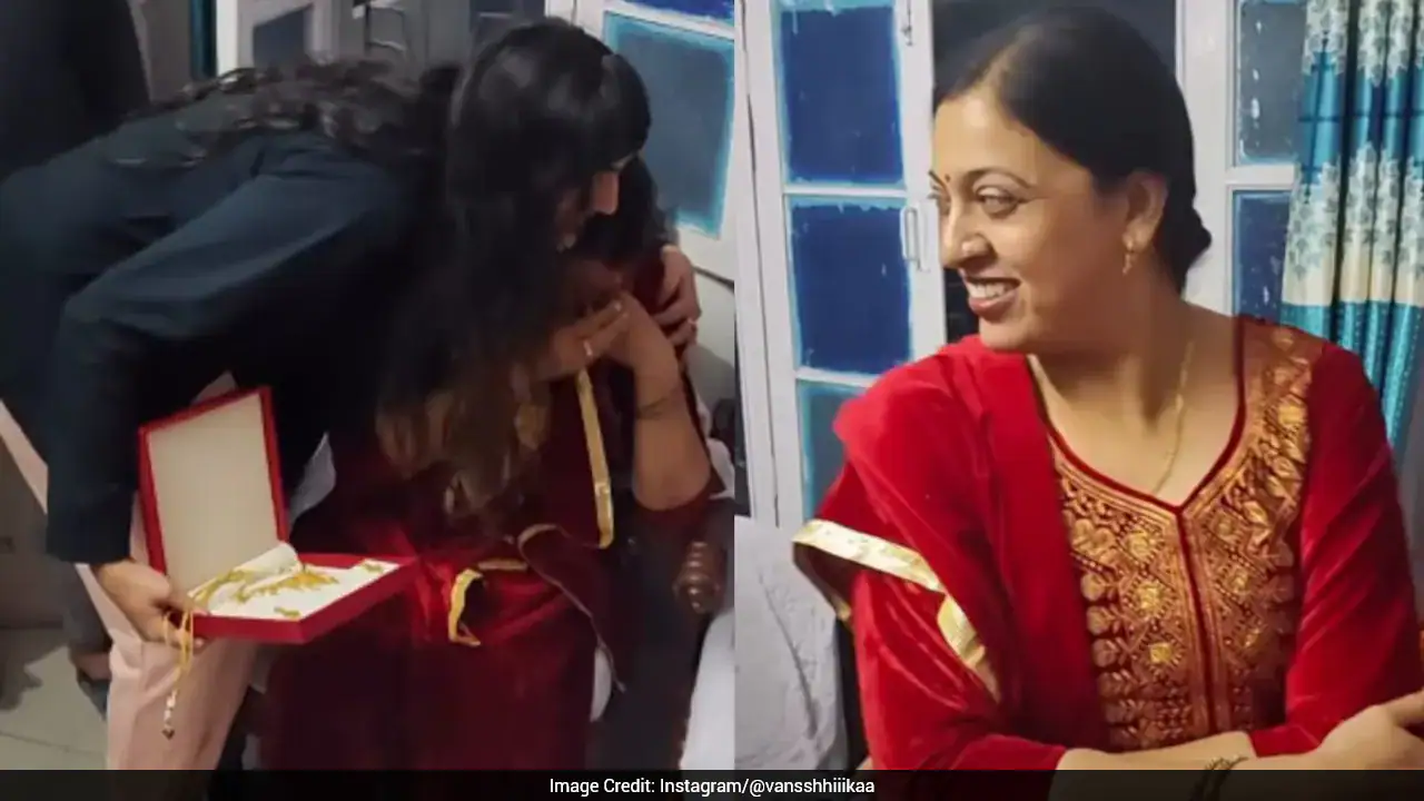 दिल छू लेने वाले वीडियो में महिला को पहली तनख्वाह का उपयोग करके सोना देकर अपनी मां को आश्चर्यचकित करते हुए दिखाया गया है