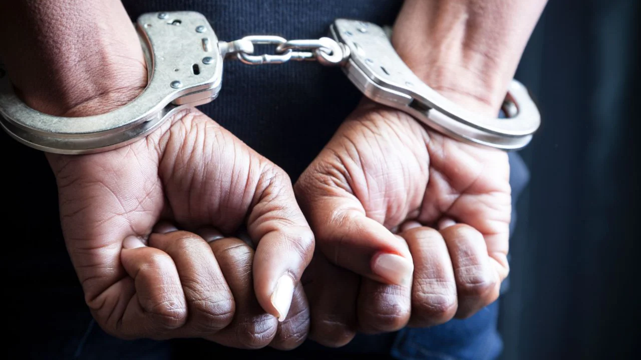 बंगाल के एक व्यक्ति ने खुद को आईएएस अधिकारी बताकर ओडिशा में नौकरी के इच्छुक व्यक्ति से 20 लाख रुपये ठग लिए