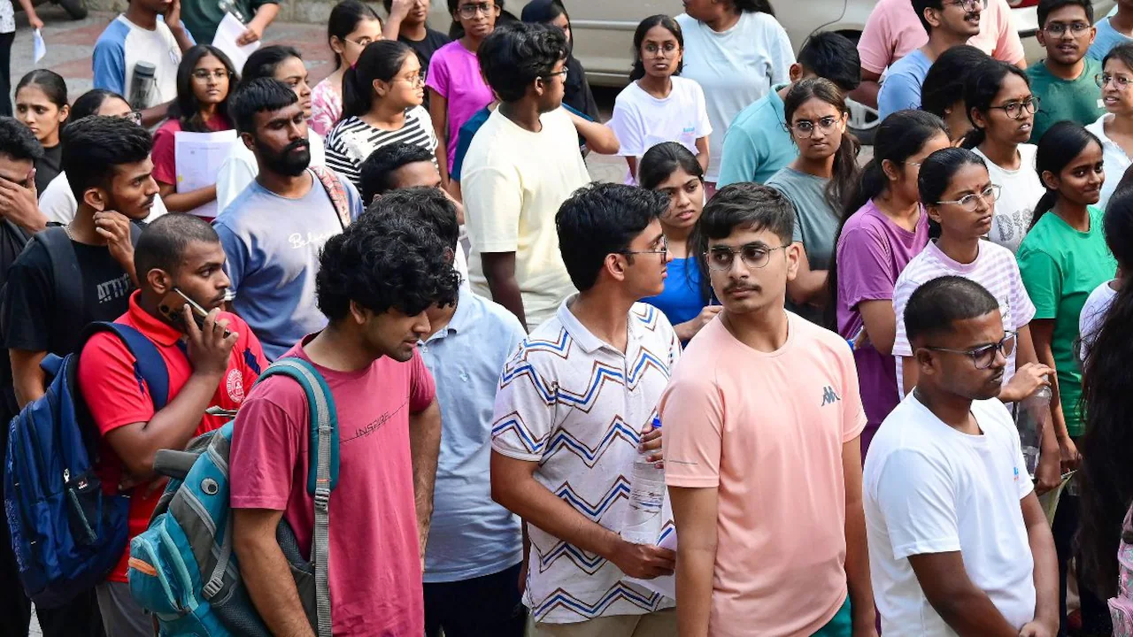 एआईएसएचई रिपोर्ट में कहा गया है कि नेपाल सबसे ज्यादा संख्या में छात्र भारत भेजता है
