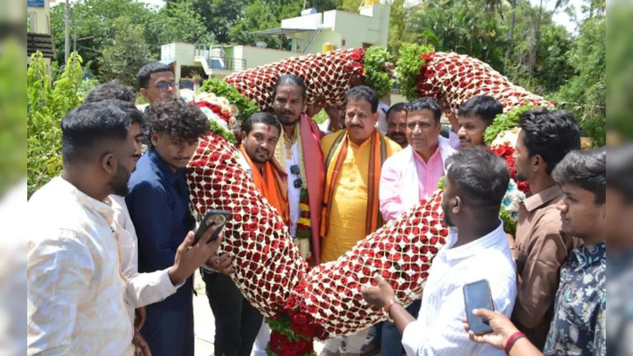 कर्नाटक के बीजेपी विधायक एसआर विश्वनाथ क्रिमिनल किंग मेकर दास के जन्मदिन समारोह में शामिल हुए, जिससे विवाद खड़ा हो गया