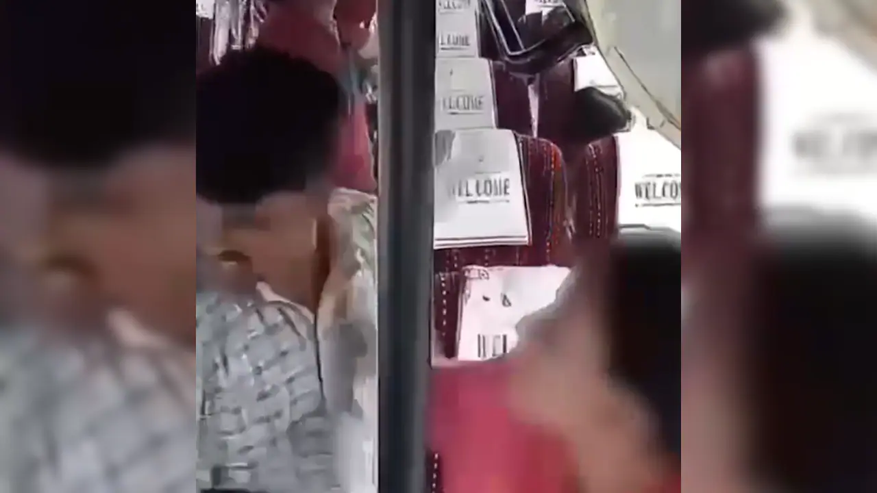सीसीटीवी में मध्य प्रदेश में बस में यौन उत्पीड़न करने वाले व्यक्ति को महिला को थप्पड़ मारते हुए दिखाया गया है