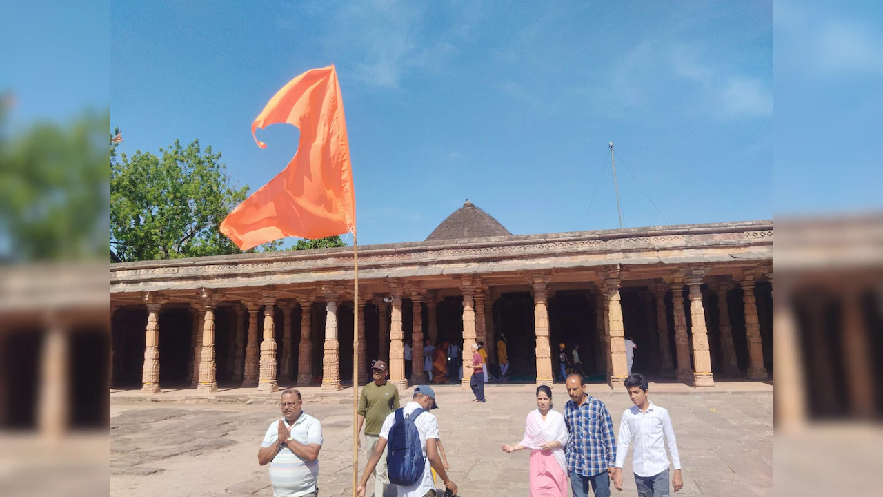 "संवेदनशील मुद्दा": सुप्रीम कोर्ट ने भोजशाला में शुक्रवार की नमाज बहाल करने से इनकार कर दिया 3 "संवेदनशील मुद्दा": सुप्रीम कोर्ट ने भोजशाला में शुक्रवार की नमाज बहाल करने से इनकार कर दिया