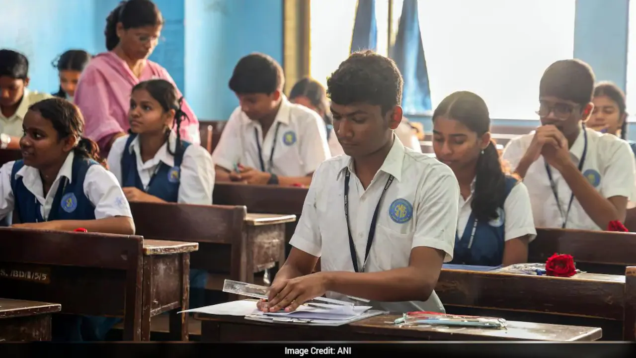 सीबीएसई त्रि-भाषा विवाद: ‘मूल’ क्या है? सुप्रीम कोर्ट ने स्पष्टता मांगी