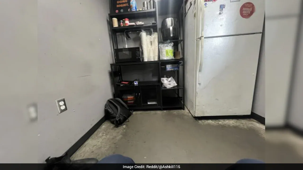 मैनेजर ने ब्रेक रूम से कुर्सी और बेंच हटाई, कर्मचारी ने इसे 'विषाक्त कार्य वातावरण' बताया 1 मैनेजर ने ब्रेक रूम से कुर्सी और बेंच हटाई, कर्मचारी ने इसे 'विषाक्त कार्य वातावरण' बताया