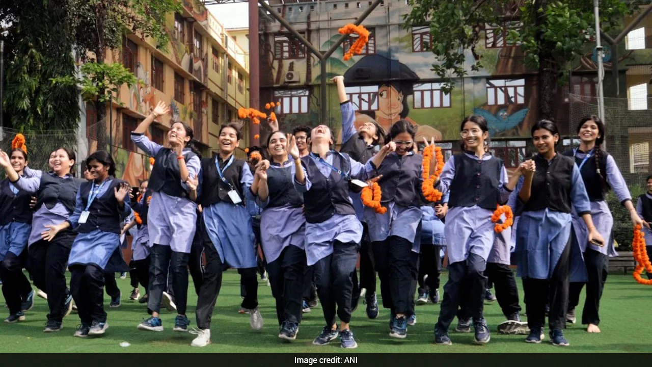 सीबीएसई कक्षा 10 परिणाम 2026: मुद्रित मार्कशीट कौन प्रदान करेगा? स्कोरकार्ड, पासिंग दस्तावेज़ गाइड