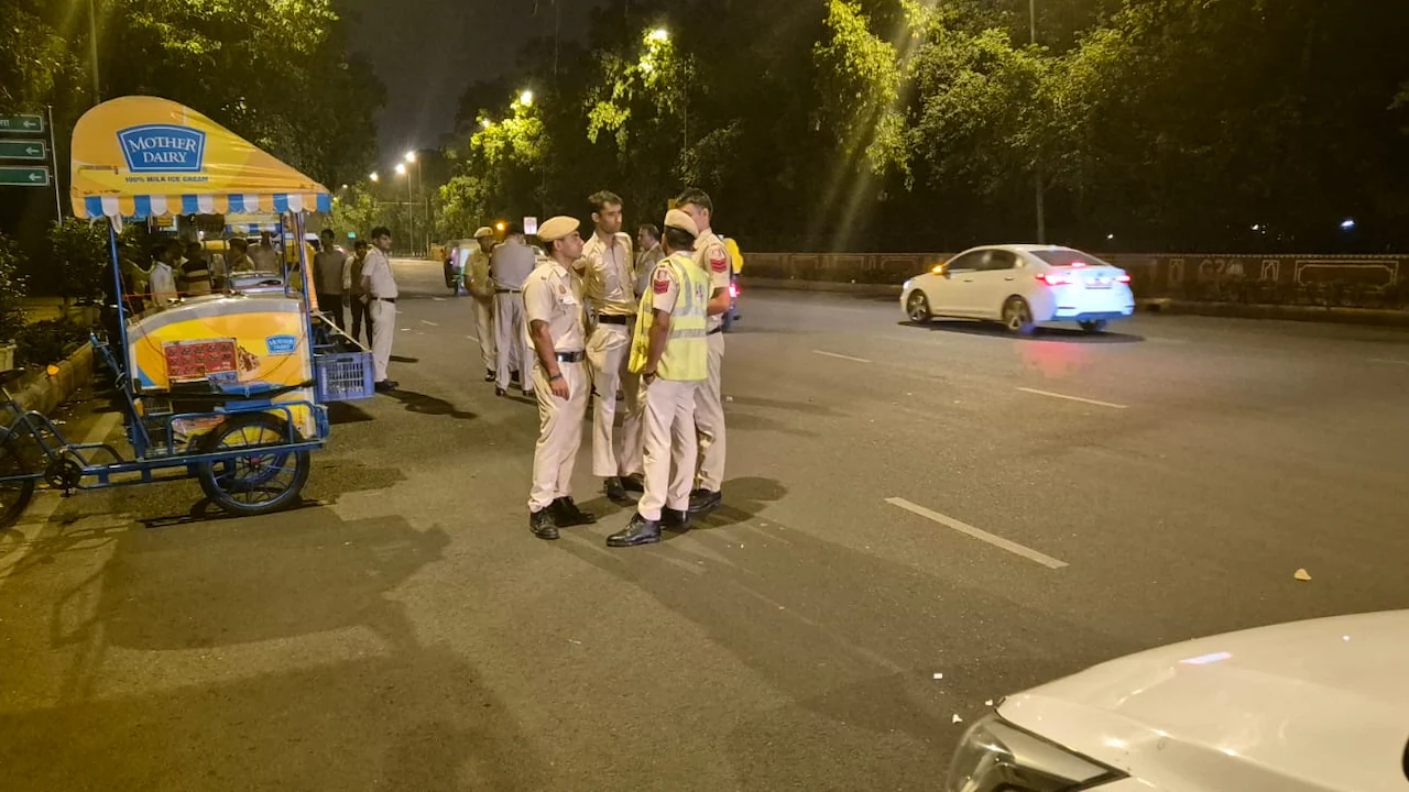 दिल्ली में शख्स ने पत्नी की कैंची से मारकर हत्या कर दी, मुरादाबाद से गिरफ्तार 2 दिल्ली में शख्स ने पत्नी की कैंची से मारकर हत्या कर दी, मुरादाबाद से गिरफ्तार