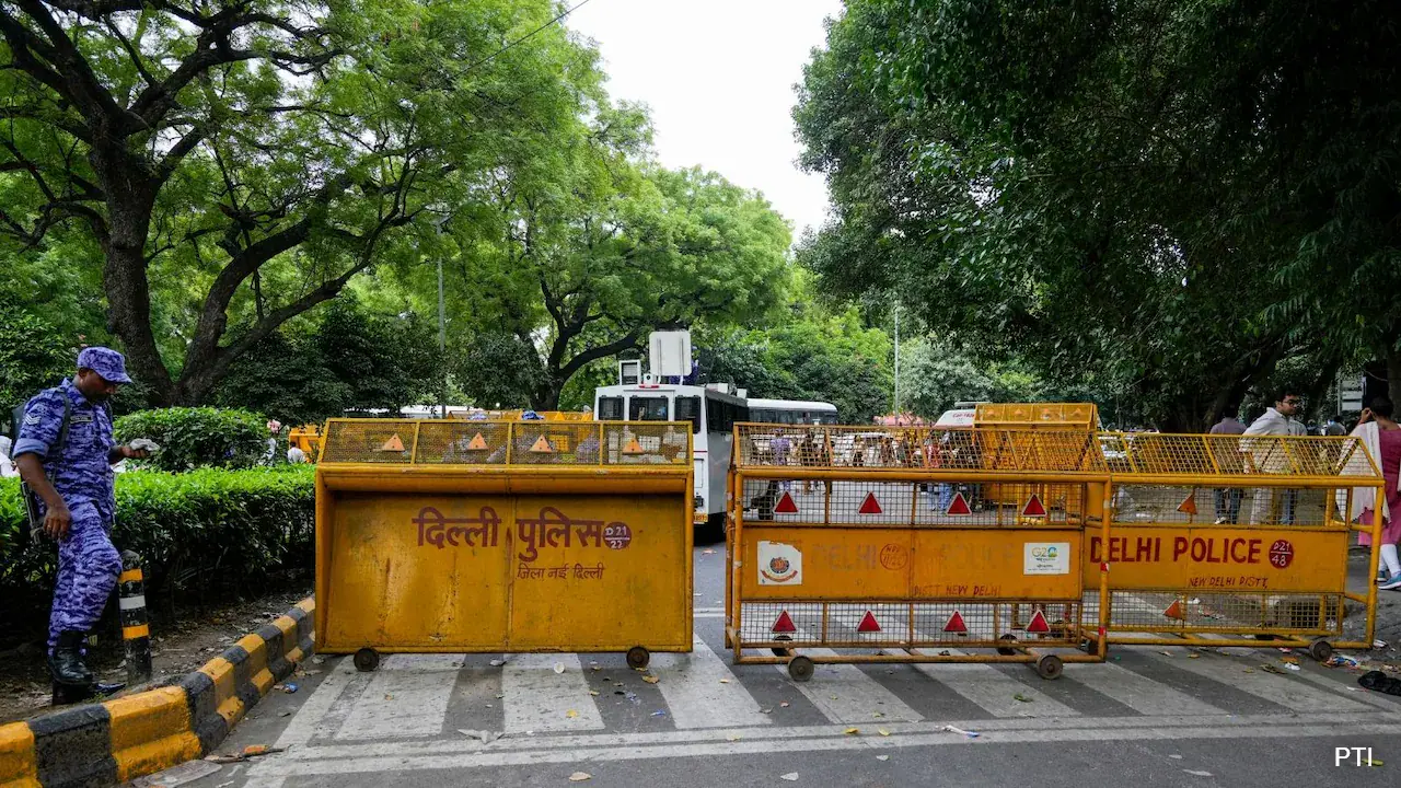 बड़ी सभाओं पर प्रतिबंध, पुलिस तैयार: संसद मार्च के लिए दिल्ली की योजना