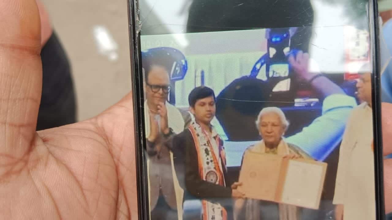 कानपुर बीटेक गोल्ड मेडलिस्ट ने की आत्महत्या: सॉरी पापा, मैंने सरकारी नौकरी के लिए 50 बार कोशिश की