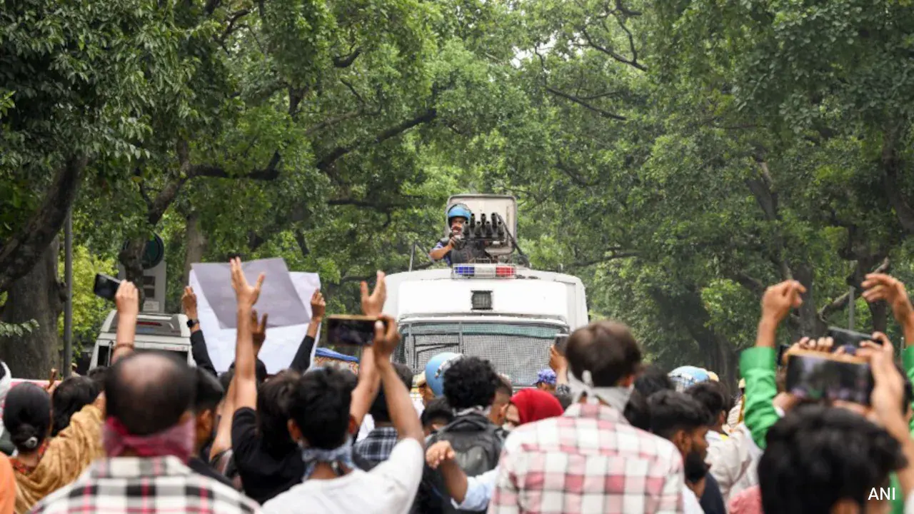 'हमें इसमें मत घसीटिए': छात्रों पर बल प्रयोग के आरोप वाली याचिका पर दिल्ली उच्च न्यायालय