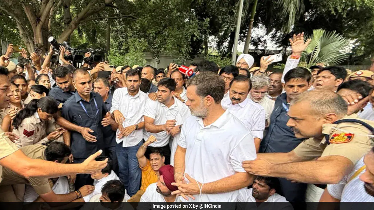 राहुल गांधी के पीएम मोदी के घर के बाहर धरने पर बैठने पर AAP की तीखी प्रतिक्रिया
