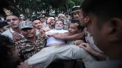 राहुल को घसीटा गया, प्रियंका बस के दरवाजे से चिपक गईं: पांच तस्वीरें जो पीएम मोदी के आवास के बाहर कांग्रेस के विरोध को परिभाषित करती हैं | भारत समाचार 4 1784655647 rahul gandhi