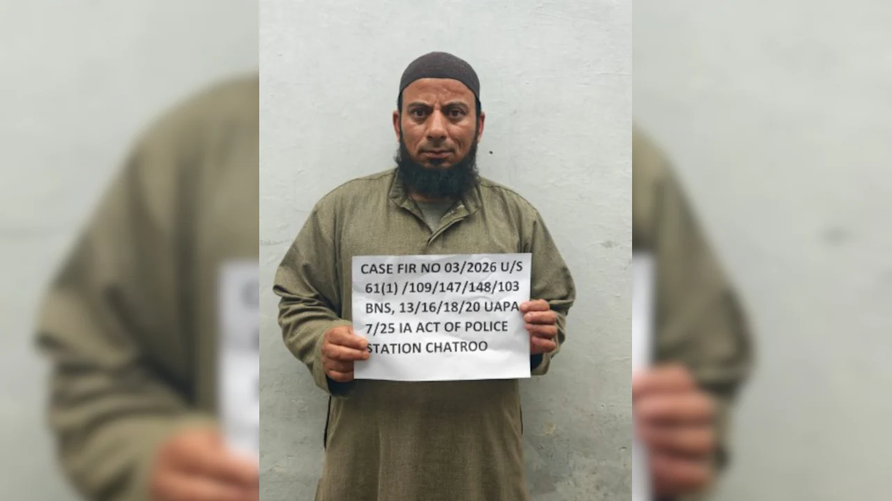 जम्मू-कश्मीर में पाकिस्तानी आतंकवादियों को शरण देने, सहायता करने के आरोप में मौलवी गिरफ्तार 1 जम्मू-कश्मीर में पाकिस्तानी आतंकवादियों को शरण देने, सहायता करने के आरोप में मौलवी गिरफ्तार