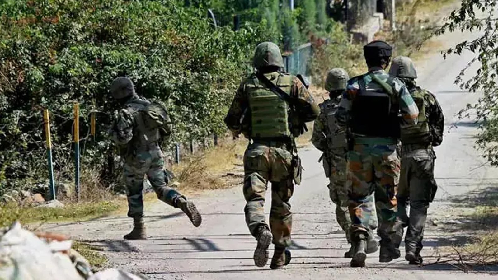 जम्मू-कश्मीर के अनंतनाग में आतंकी हमले में पुलिसकर्मी की गोली मारकर हत्या
