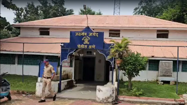 महाराष्ट्र में खाने को लेकर बेटी से विवाद के बाद मृत मिला व्यक्ति, पुलिस को आत्महत्या का संदेह 4 महाराष्ट्र में खाने को लेकर बेटी से विवाद के बाद मृत मिला व्यक्ति, पुलिस को आत्महत्या का संदेह