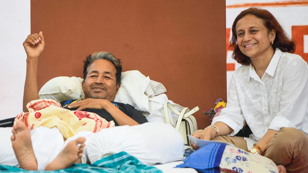 सोनम वांगचुक का कहना है कि अगर केंद्र ने छात्रों को कानूनी कार्रवाई से बख्शा तो अनशन खत्म हो जाएगा 4 सोनम वांगचुक का कहना है कि अगर केंद्र ने छात्रों को कानूनी कार्रवाई से बख्शा तो अनशन खत्म हो जाएगा