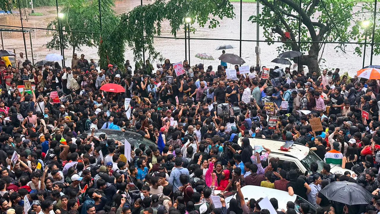रिया यादव: मिलिए मुंबई की उस महिला से, जिसे सीजेपी विरोध प्रदर्शन के दौरान पुलिस वैन को रोकते हुए देखा गया था