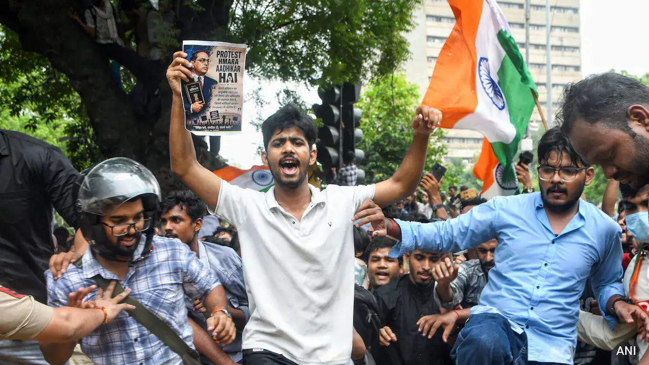 विरोध प्रदर्शन जारी रहने पर प्रधानमंत्री ने आज लीक के खिलाफ "और अधिक सख्त कार्रवाई" का वादा किया 4 पीएम नरेंद्र मोदी के आश्वासन के कुछ घंटों बाद, पेपर लीक मामलों के लिए फास्ट-ट्रैक कोर्ट को सूचित किया गया