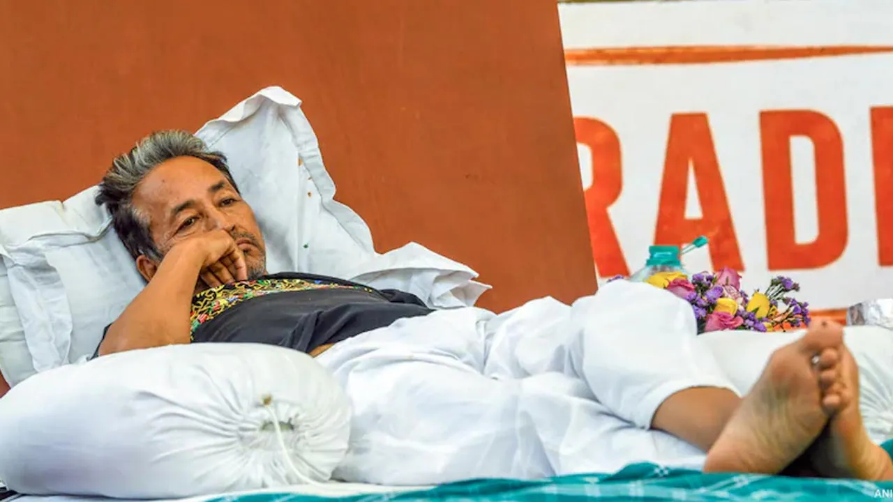 सोनम वांगचुक का परिवार इंतज़ार कर रहा है, देख रहा है और चिंता कर रहा है क्योंकि उपवास 27वें दिन में प्रवेश कर रहा है