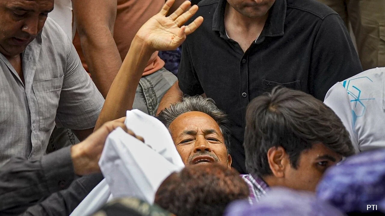 "लंबी बातचीत": सोनम वांगचुक ने 26 दिनों के बाद भूख हड़ताल समाप्त की 1 "लंबी बातचीत": सोनम वांगचुक ने 26 दिनों के बाद भूख हड़ताल समाप्त की