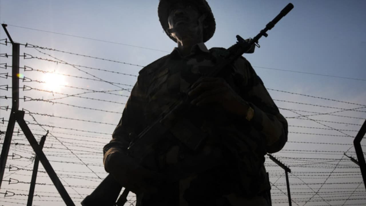 बंगाल सीमा बल के जवान ने दो सहकर्मियों की हत्या कर दी। 2025 में फायरिंग की सजा दी गई
