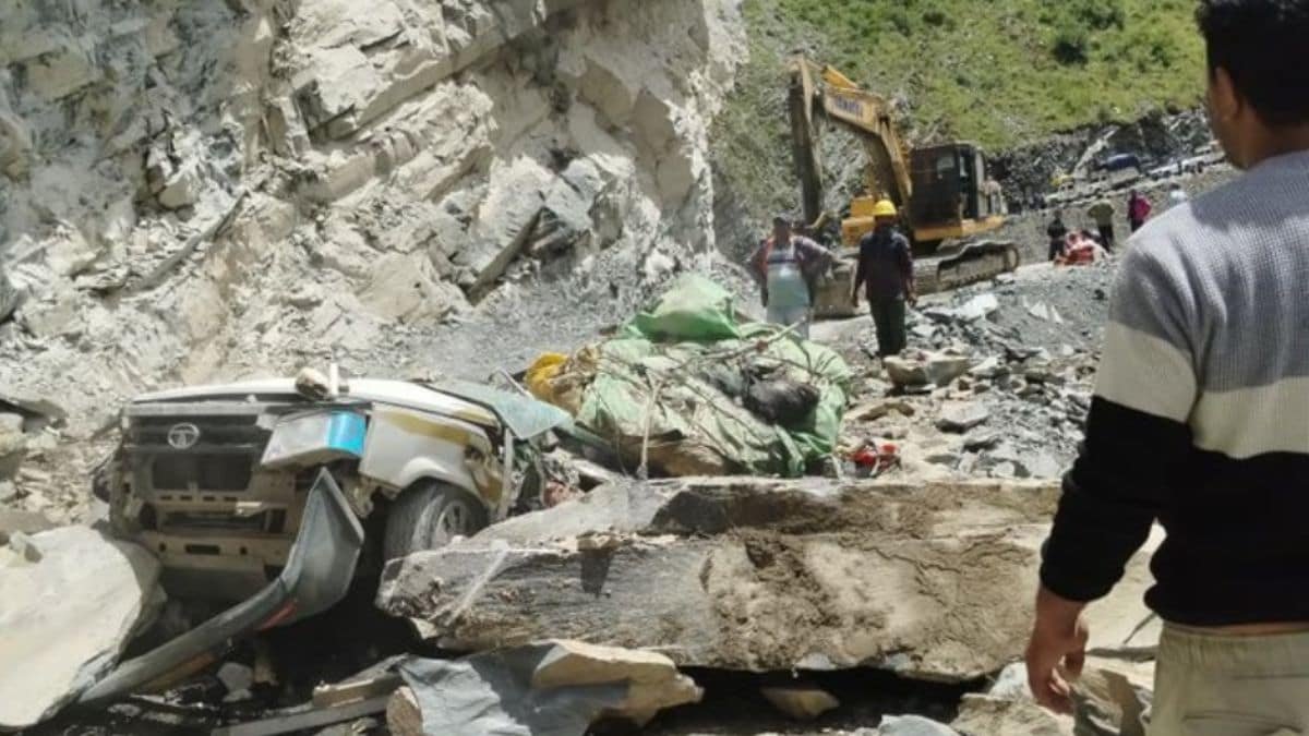 हिमाचल के लाहौल-स्पीति में भूस्खलन के बाद कैब के दबने से 13 की मौत 5 हिमाचल के लाहौल-स्पीति में भूस्खलन के बाद कैब के दबने से 13 की मौत