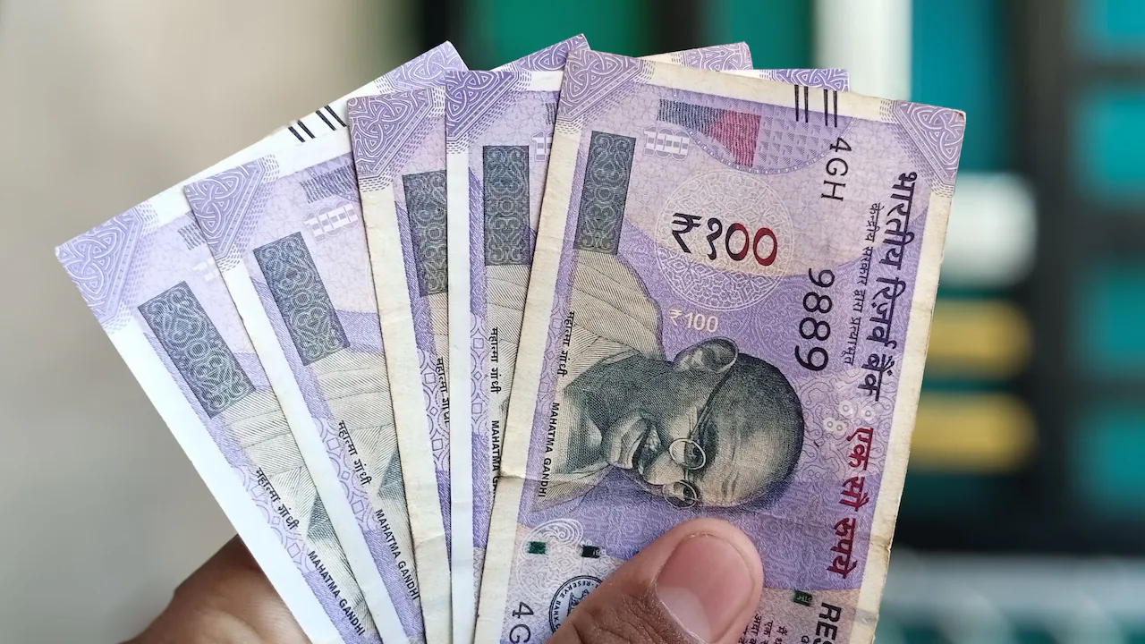 बेटा कनाडा से हर महीने 70,000 रुपये भेजता है, माता-पिता ने सब कुछ 'कमेटियों' में बंद कर दिया: 'कोई मतलब नहीं'