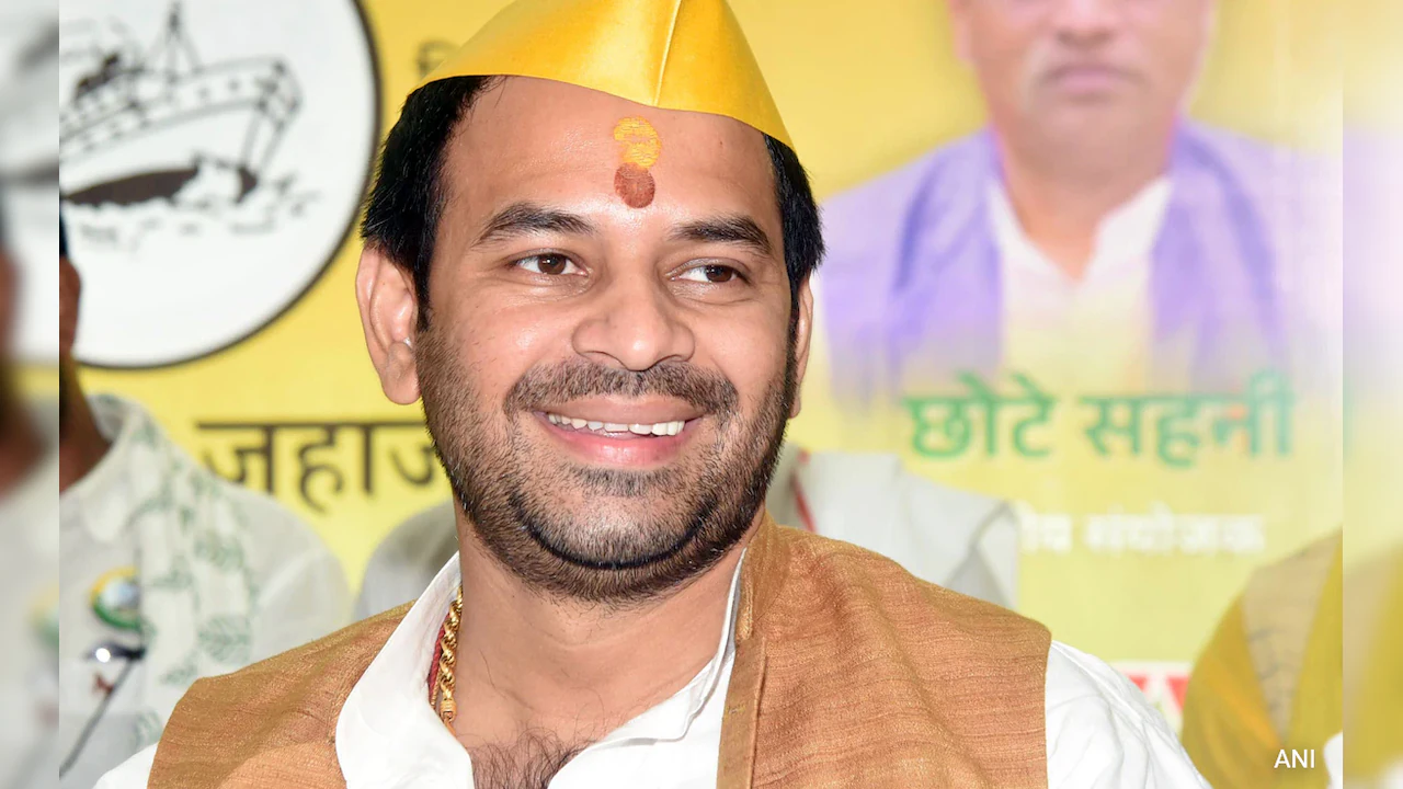 बिहार बंद के समर्थन में प्रदर्शन के दौरान तेज प्रताप यादव हिरासत में लिये गये
