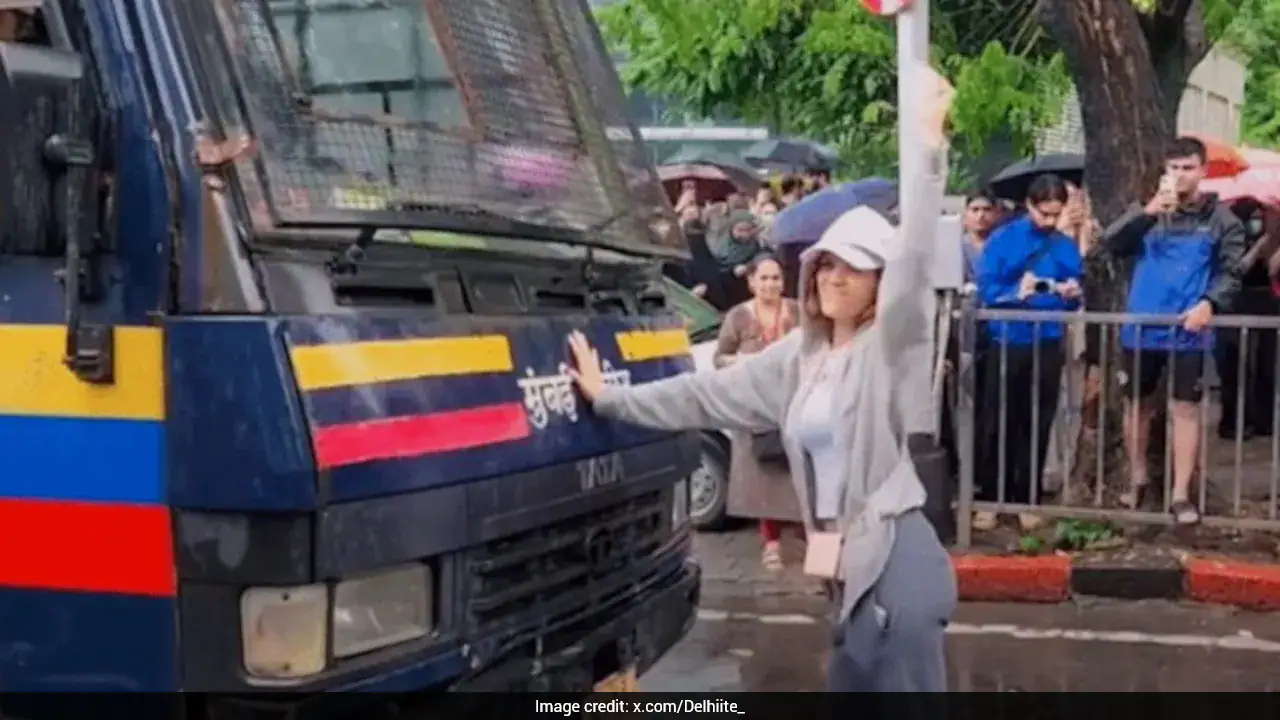 मुंबई छात्र नीट लीक विरोध, 'अभी भी अभिभूत': वायरल मुंबई विरोध क्षण पर रिया अहीर ने एनडीटीवी से खुलकर बात की 2 मुंबई छात्र नीट लीक विरोध, 'अभी भी अभिभूत': वायरल मुंबई विरोध क्षण पर रिया अहीर ने एनडीटीवी से खुलकर बात की
