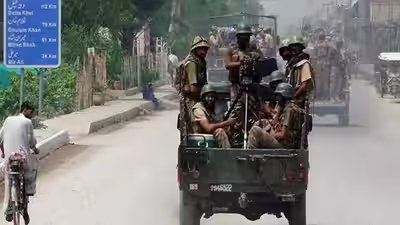 पाकिस्तान के खैबर पख्तूनख्वा में रात भर हुए हमले में 11 पुलिसकर्मी और 15 आतंकवादी मारे गए