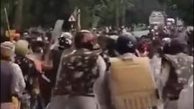 छत्तीसगढ़ के सूरजपुर में ग्रामीणों के साथ झड़प में छह पुलिसकर्मी घायल: पुलिस 4 A video on X showed the villagers confronting the 1784895148562