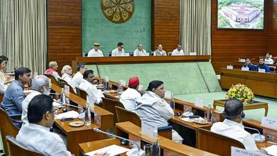 संसद सत्र के पहले दिन के लिए विपक्ष का वॉकआउट, टीएमसी के बागियों को न्योता मिलने पर आपत्ति