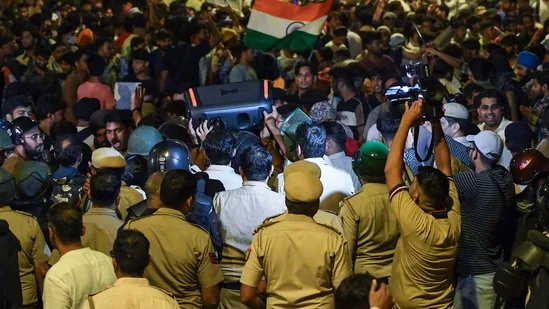 सीजेपी विरोध लाइव: दिल्ली पुलिस ने जंतर-मंतर जा रहे 25 से अधिक छात्रों को हिरासत में लिया; सोनम वांगचुक का अंत तेजी से हुआ