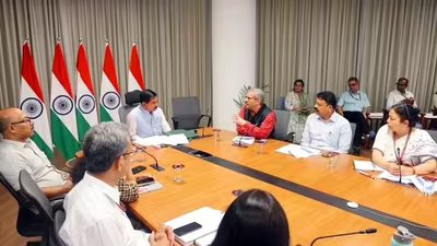 शिक्षा मंत्री के रूप में प्रल्हाद जोशी के पहले दिन क्या हुआ?