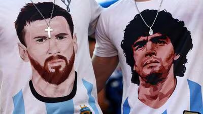 माराडोना, मेस्सी और विश्व कप का सपना जो अर्जेंटीना को एकजुट करता है 2 Argentina fans wearing t shirts depicting Lionel M 1784217247001