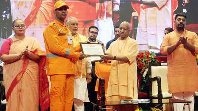 आपदा के दौरान वीडियो रिकार्डिंग के बजाय बचाव को प्राथमिकता दें: योगी 4 Chief minister Yogi Adityanath honoured eight pers 1784470866037
