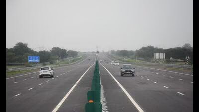 शानदार शुरुआत: 24 घंटे में लखनऊ-कानपुर एक्सप्रेसवे पर 13000 से अधिक वाहन आए 4 Data released by the National Highways Authority o 1784131867405