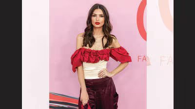 Emily Ratajkowski s new book details her dating li 1784237177498