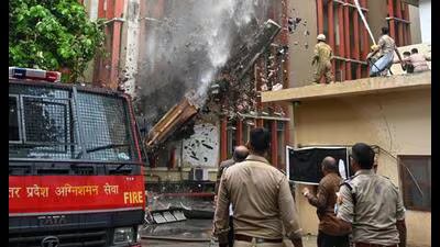 लखनऊ में जवाहर भवन परिसर की चौथी मंजिल पर आग लगी; कोई हताहत नहीं 1 Firefighters douse the blaze on the fourth floor o 1784553023200