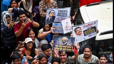 छात्रों को ड्रग मामले में फंसाने की धमकी देने पर मुंबई पुलिसकर्मी निलंबित